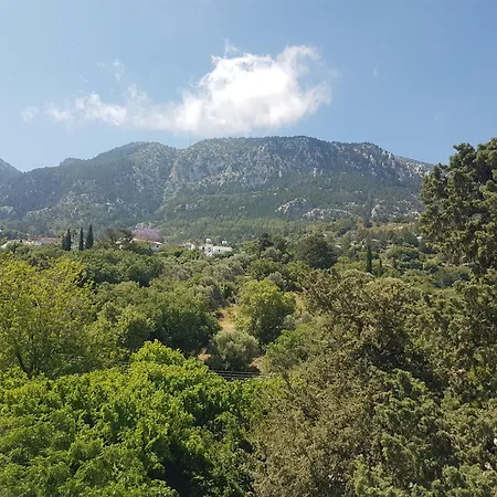 Denize Yakin Ve Manzarali Cift Kisilik Oda Homestay Lapithos (Northern Cyprus)